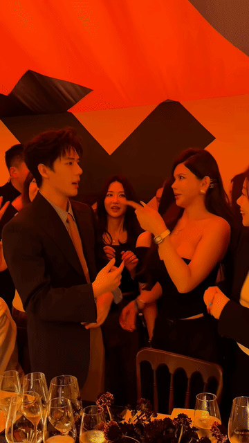 王安宇躲得真够快，双手抱胸，躲避小姐姐揽手臂，真机灵，防御动作做的那么自然，仔细