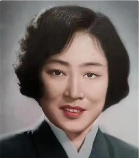1943年，秦腔演员孟遏云有一个怪癖，从不在公共澡堂洗澡，衣服总是扣的紧紧的。大