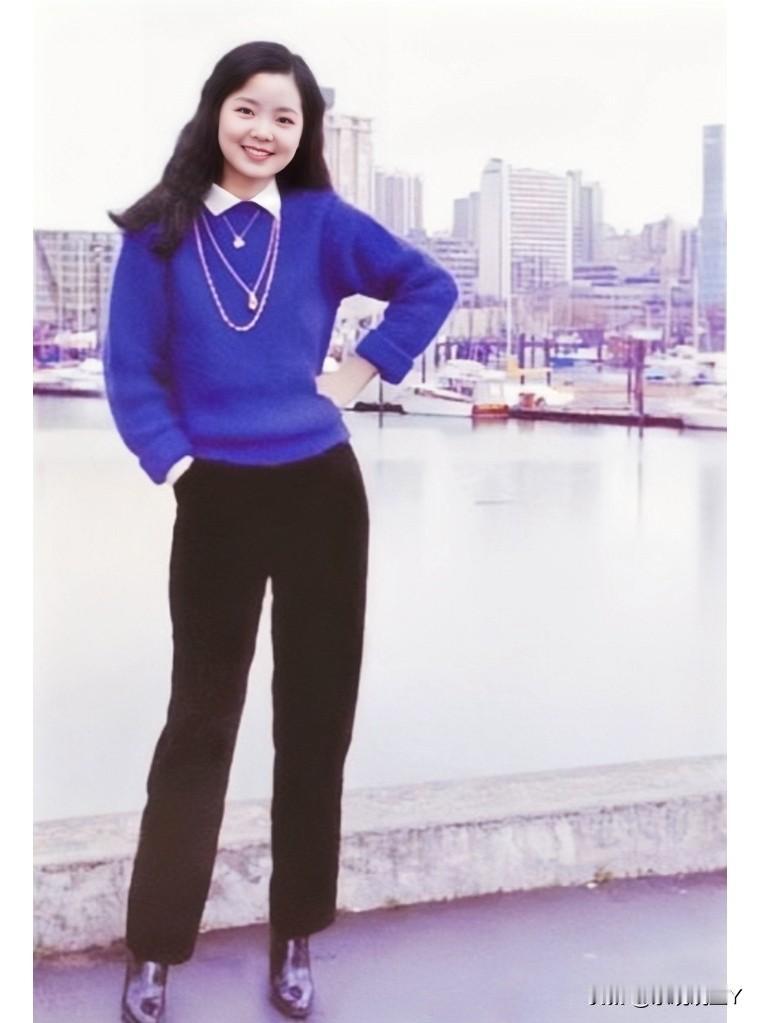 一九七九年,邓丽君在加拿大留下的美好瞬间。彼时邓丽君二十六岁,笑容甜美、美丽大方