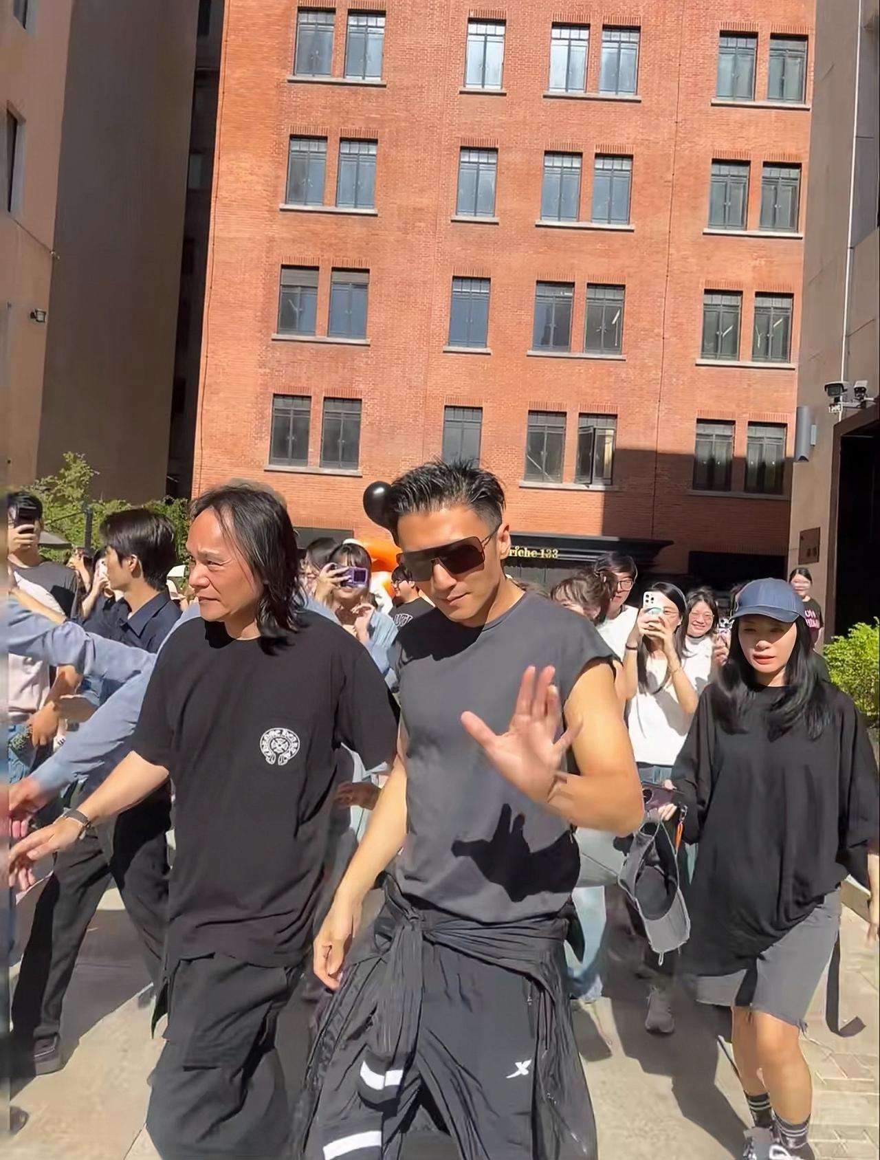 近日，有位网友在上海偶遇谢霆锋的画面。谢霆锋刚喝完咖啡走出来，戴着墨镜跟大家