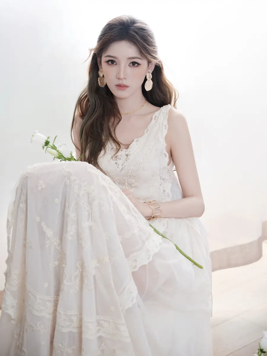 张予曦穿白纱裙气质沉静优雅手持花朵尽显温婉俏丽