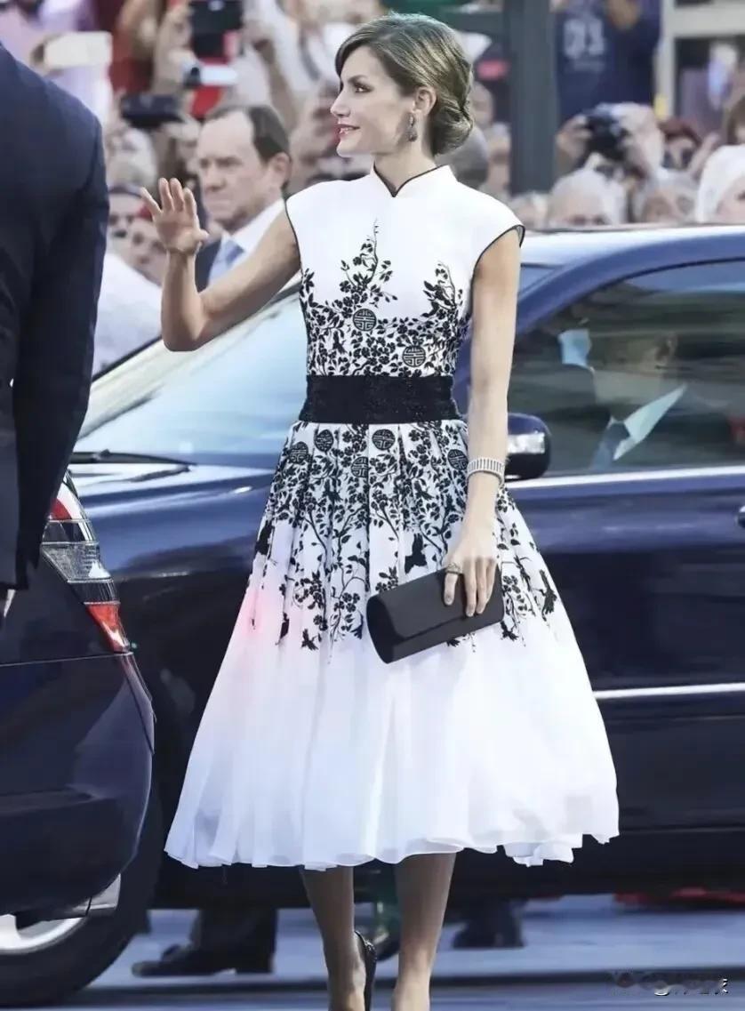 有网友说；前几天看电视，看见索菲亚，也就是莱蒂齐亚王后的婆婆。她婆婆年轻时和