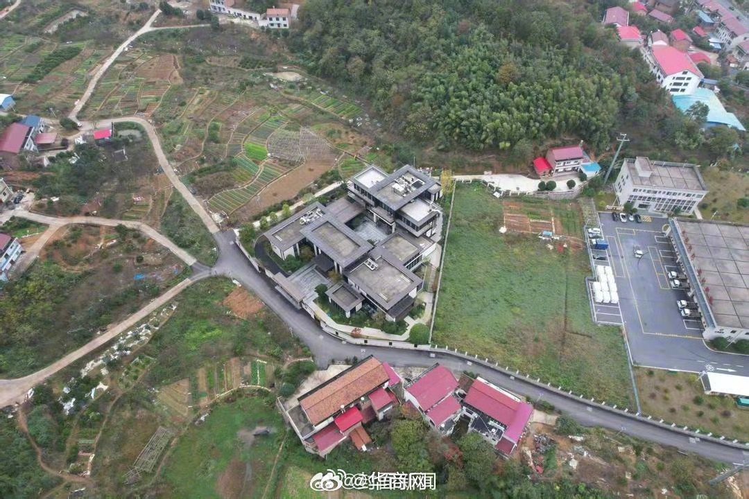 【：依法出让合法建设】近日，一条衡阳市衡山县私人别墅的视频引发关注，有村民向反