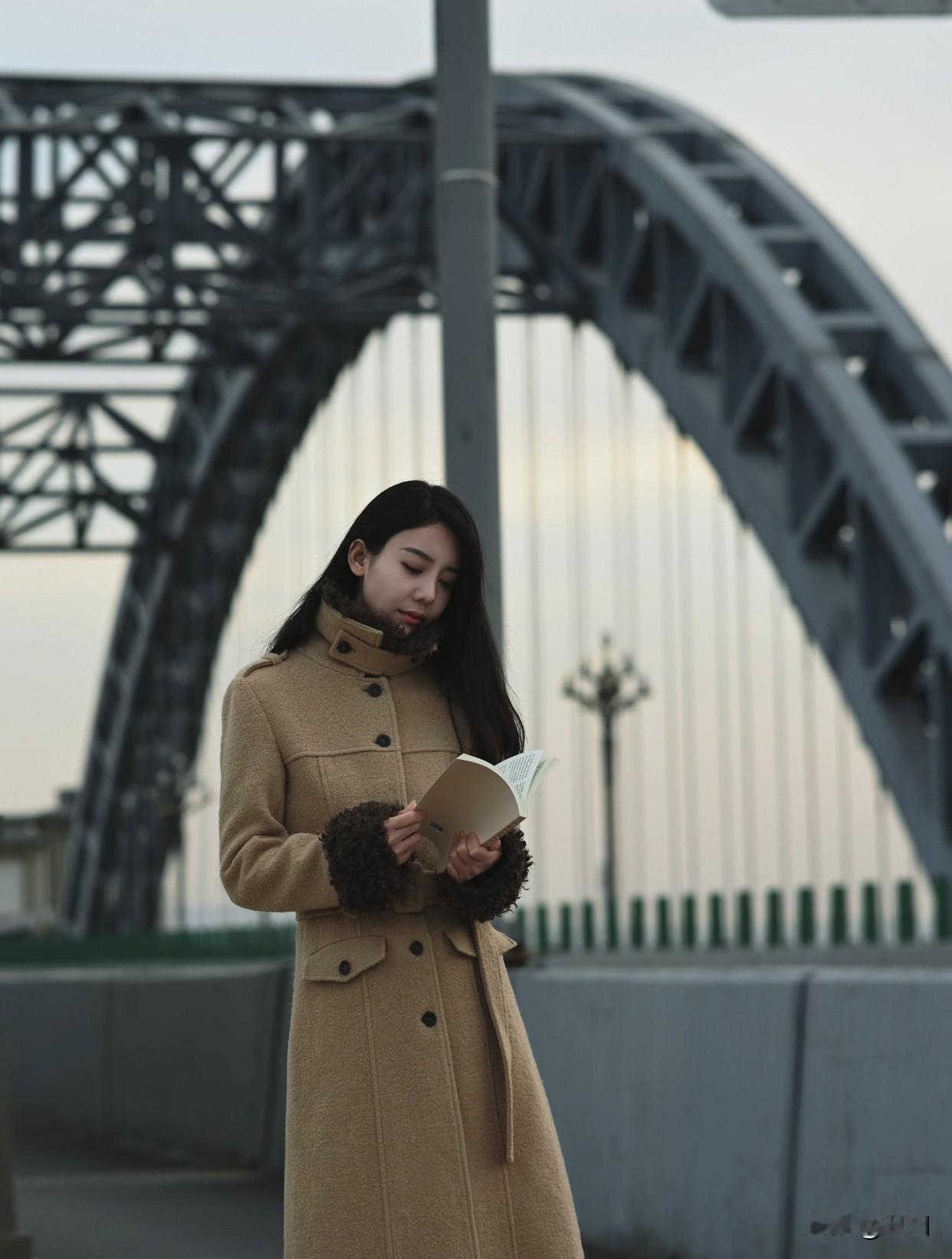 如何穿得优雅有气质优雅长款大衣和手持书本的女孩优雅长款大衣搭配手持书本，那画面想