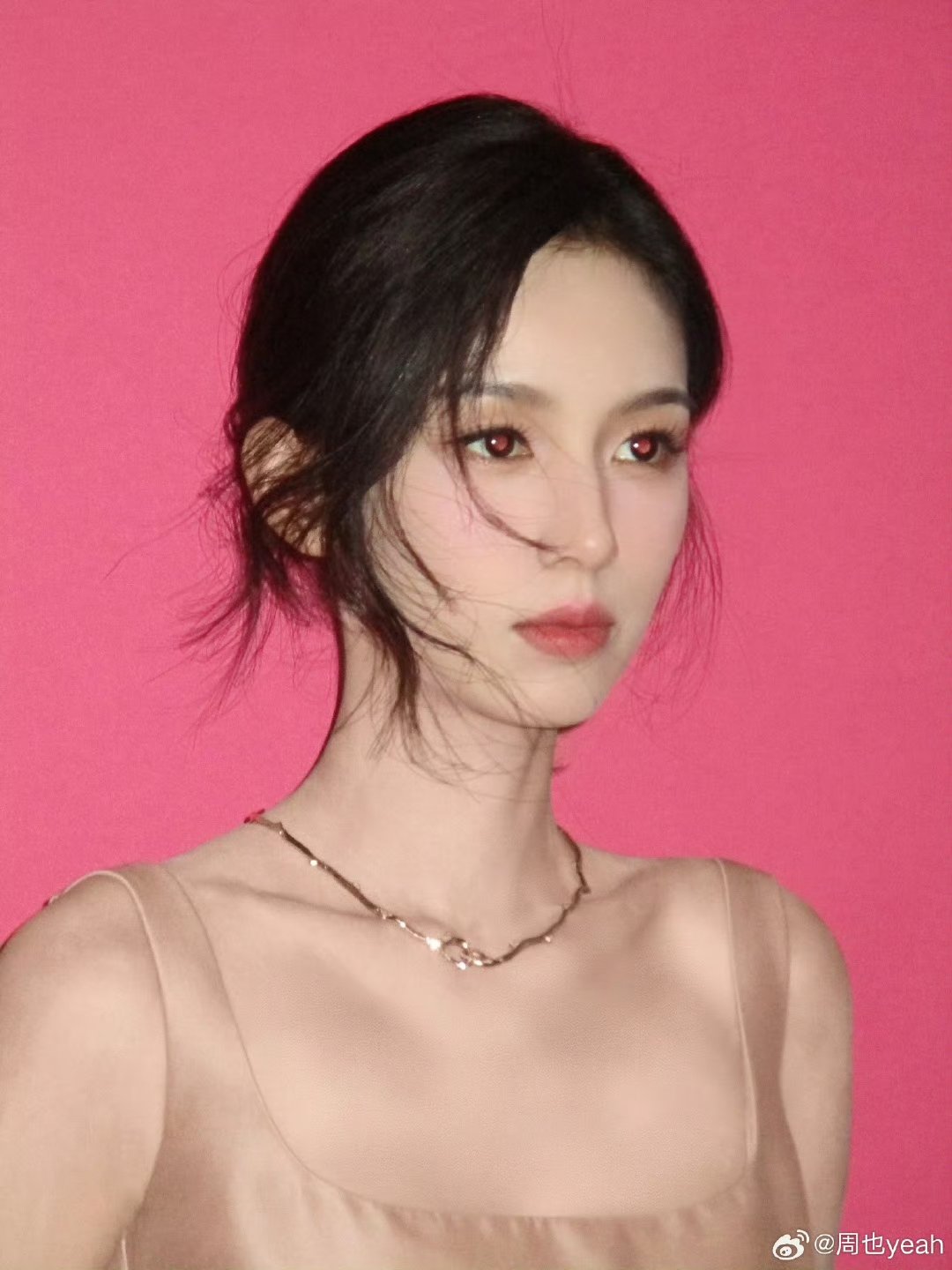 周也dior粉裙周也蝴蝶结粉裙周也dior粉裙，这张脸好美​​​