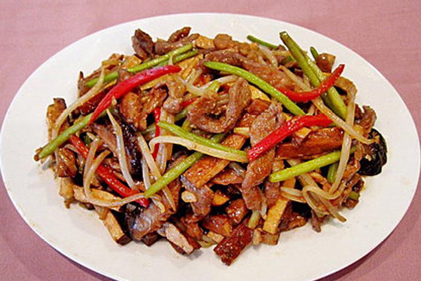 我喜欢妈妈做的菜。要说中餐西餐选哪个，我当然喜欢中餐，尤其是清淡鲜美的粤菜，