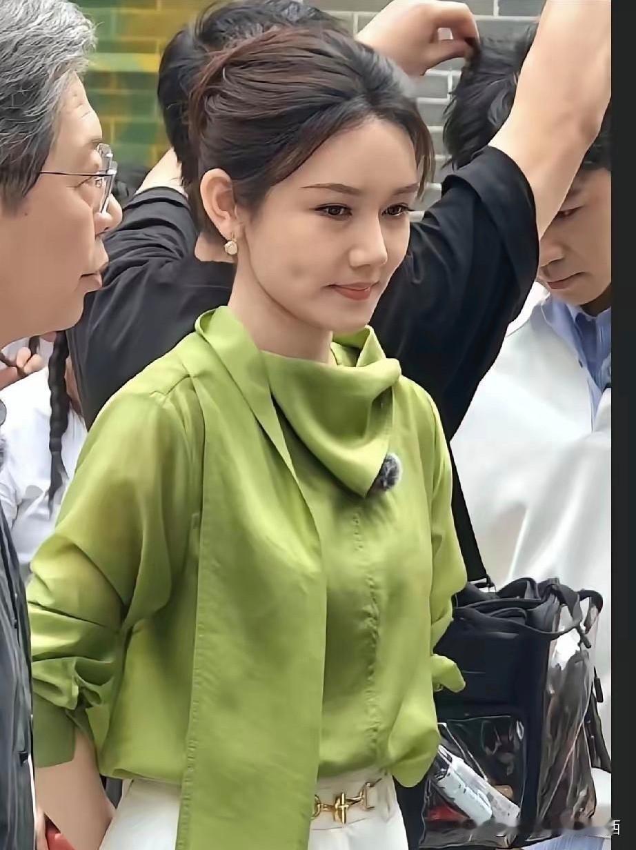 她的素颜长得这么漂亮，甚至比董卿还要好看，为什么网上有那么多人说她长得一般般，主