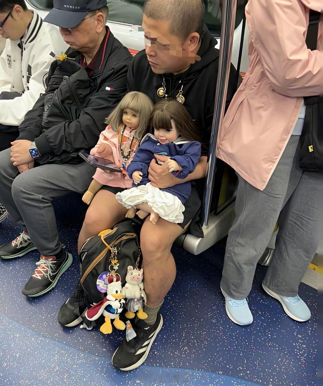 这位大哥，是得了产后抑郁症吗？那么喜欢这种潮玩手办。