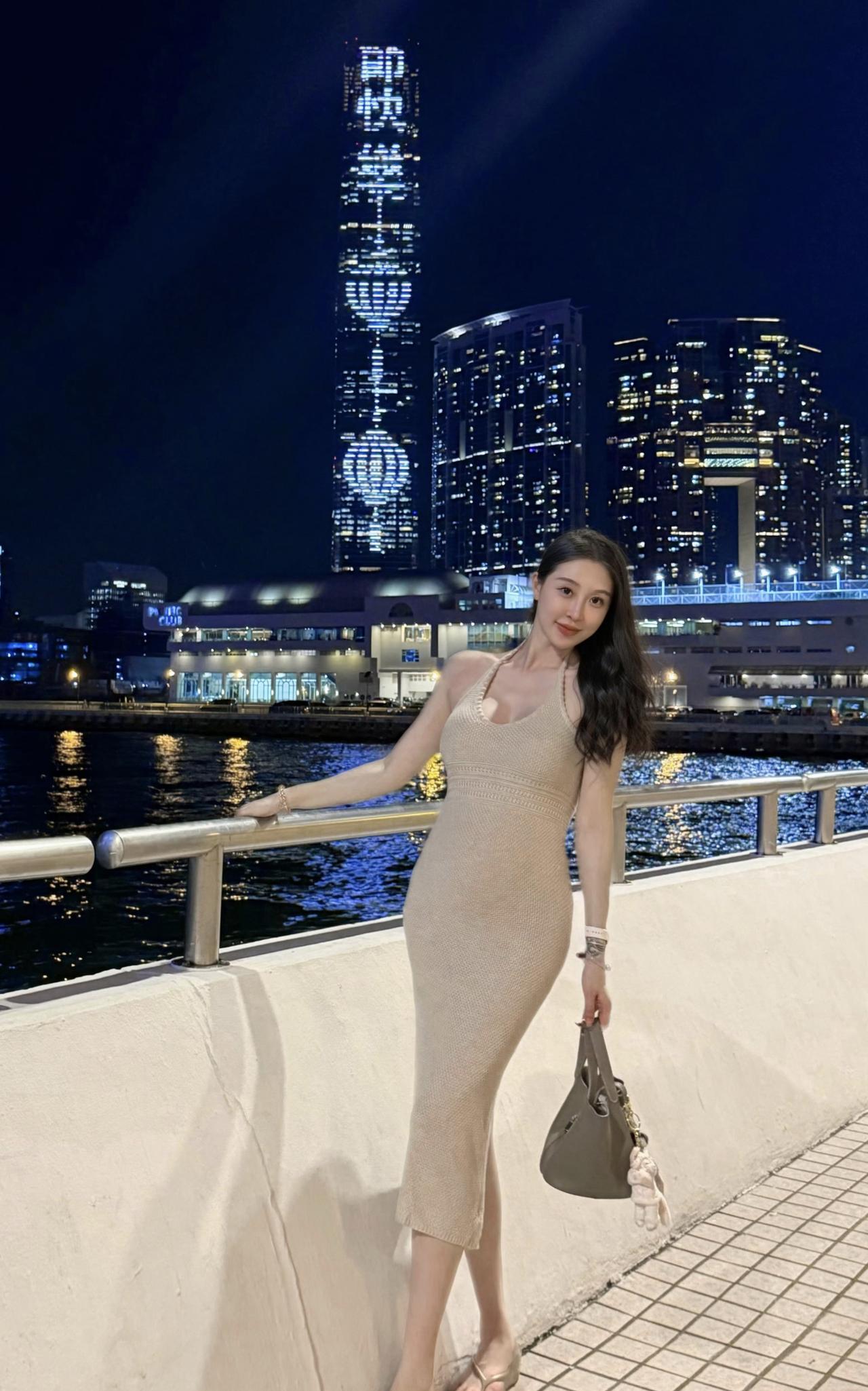 前击剑运动员秦雪的一张假期旅行照，时尚靓丽，高挑高雅高颜值，176cm的身高，个