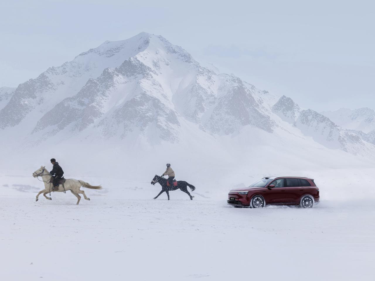 冬日冰滑路面向来是行车安全的严峻挑战，而问界M8在极寒驾遇短片中的惊艳表现，彻底