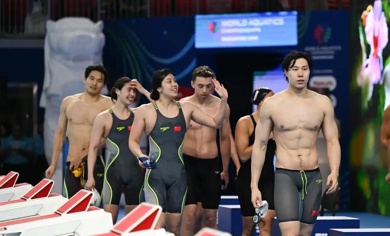 熬走了美国队，本以为世锦赛男女4×100米混合泳接力冠军手拿把攥了，哪知道斜刺里