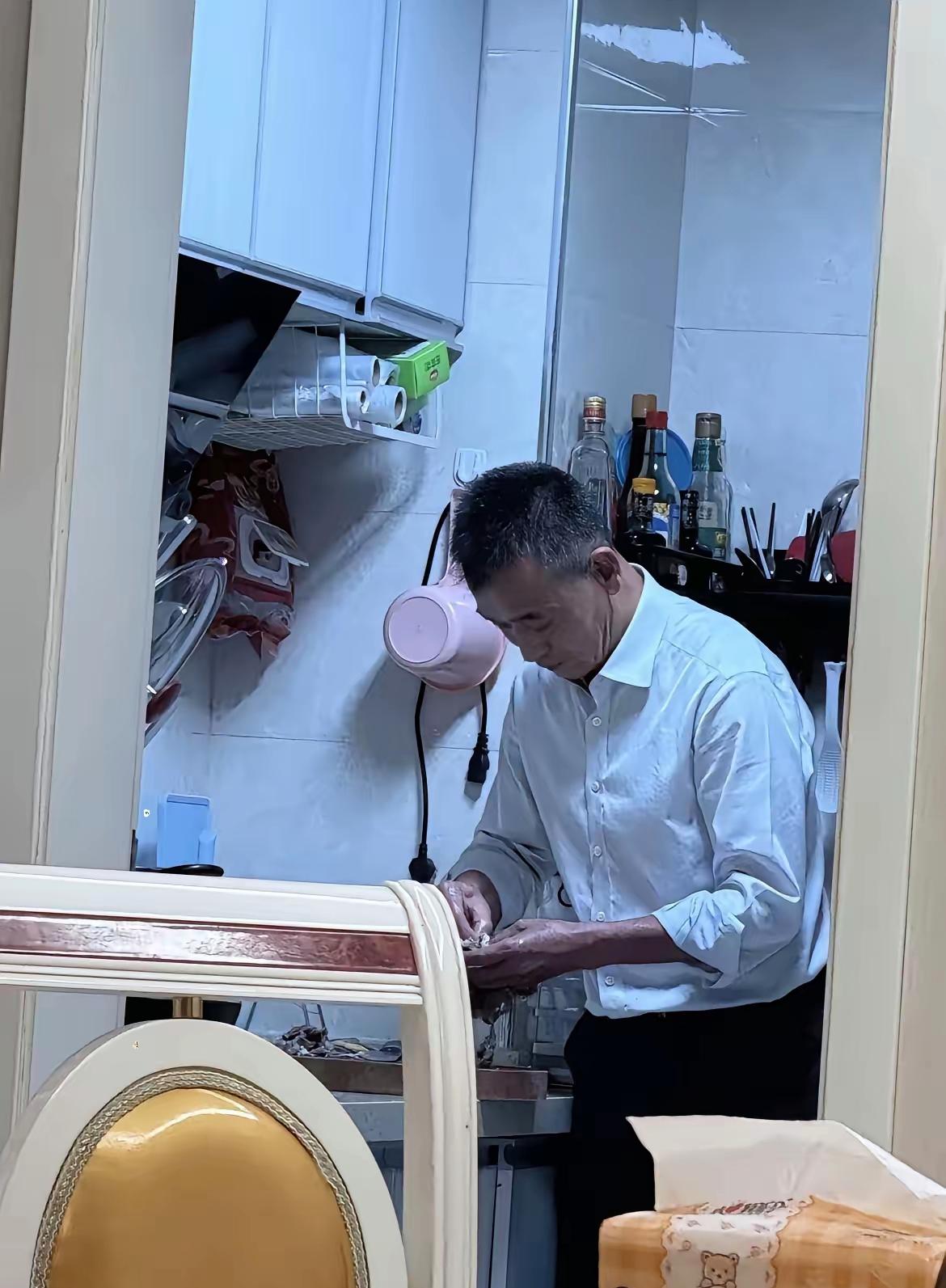 我超级喜欢我公公！结婚二十多年了，他几乎不跟我聊天，也从不过问我和他儿子感情好