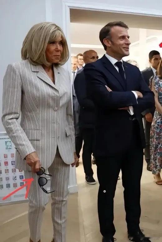 马克龙这趟算是“郁闷”坏了。谈了几百亿的大买卖，结果风头全被自家72岁的老太婆抢