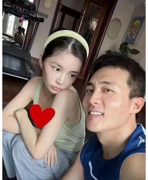 杜淳说，我最近挺闹心的，老婆啥事都往外说，把该得罪的不该得罪的都得罪完了。王