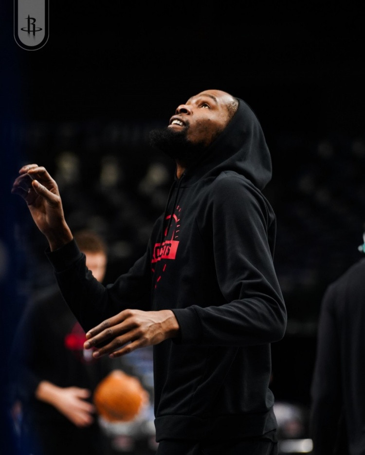 火箭队本赛季就算是闯过了湖人队这一关，似乎也很难在第2轮击败最强对手雷霆队。而有