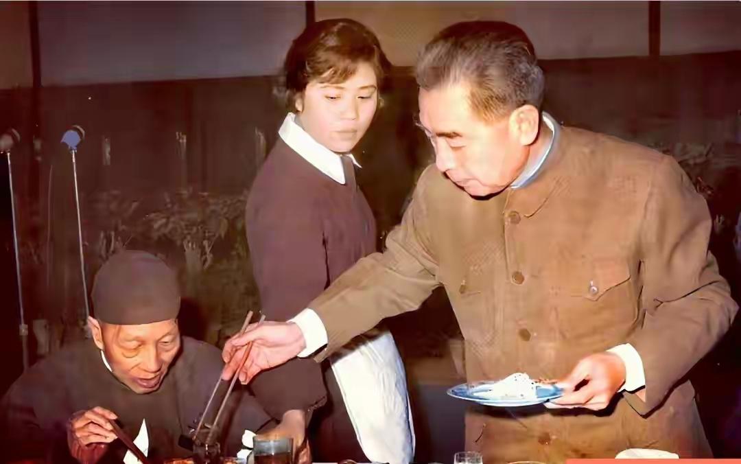 1963年元旦晚宴，周总理突然离席走向角落，给一位坐轮椅的91岁老人端饭，这人曾