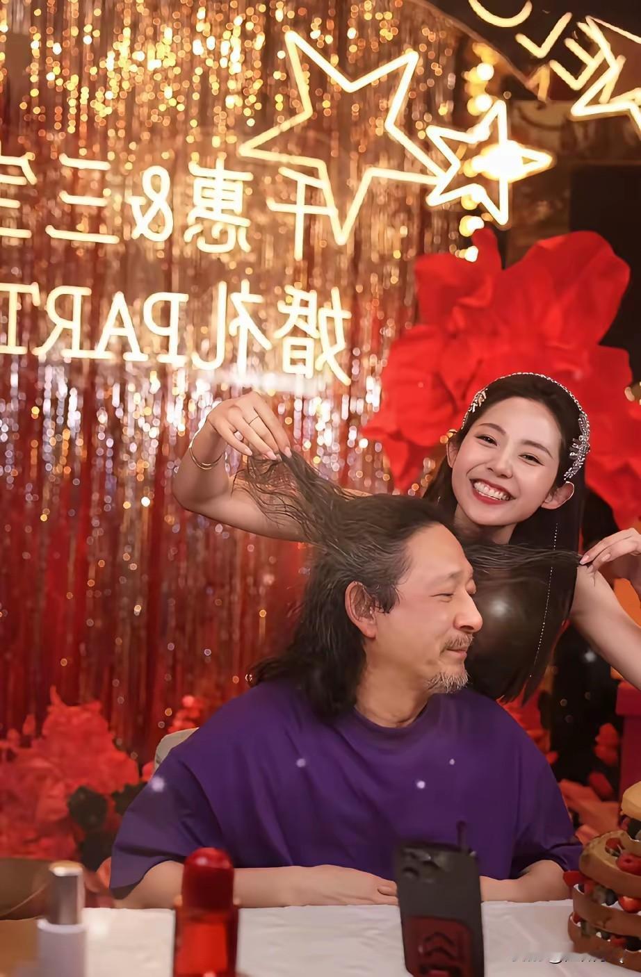 老艺术家怎么了，三宝为了生活还不是要配小娇妻一起上综艺，然后流量上来了做直播带货