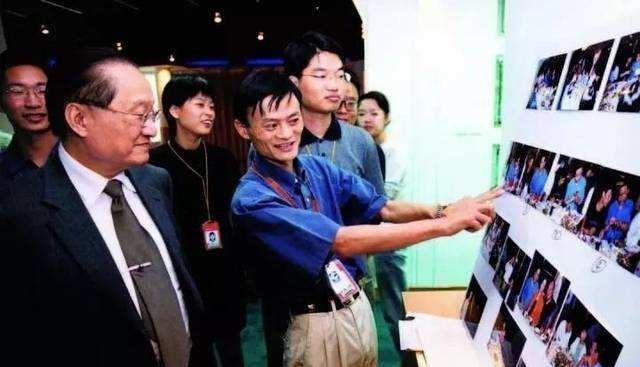 2000年，金庸去杭州阿里总部参观，此时阿里创始人递上一本小说让金庸签名，结果老