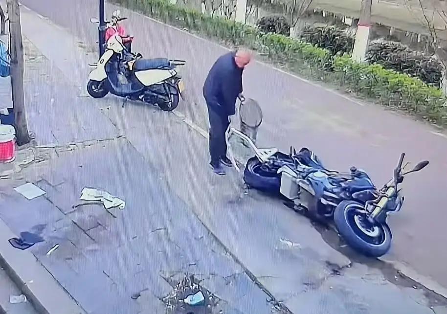 “大爷你拿走的脚撑才39元，但是摔倒的机车价值3万！”男子将摩托车停在路边，大爷
