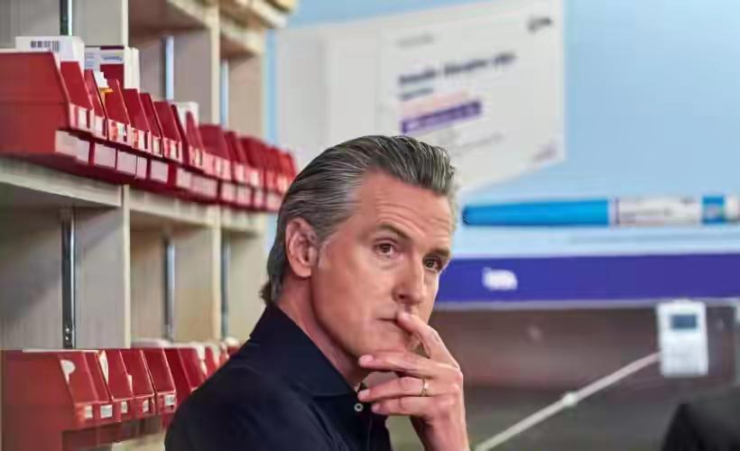 加州州长纽森，现在是个“大热门”！可以说，他的人气和口碑，那是扶摇直上，年轻帅