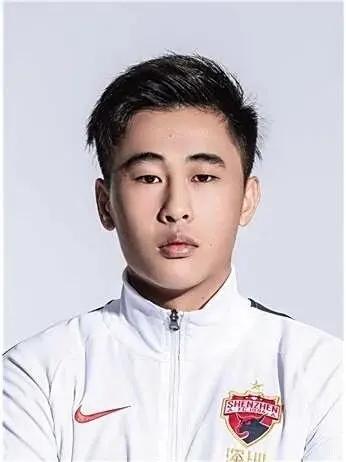 唯一一个把香港身份证退了，换成内地户口的人。2026年5月，戴伟浚重返国足，之