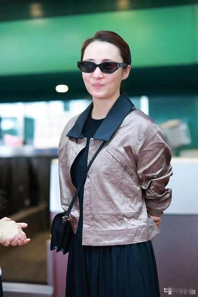 蒋勤勤真的是中年穿搭教科书！短夹克配小黑裙，利落精致又高级，气质好到出圈。