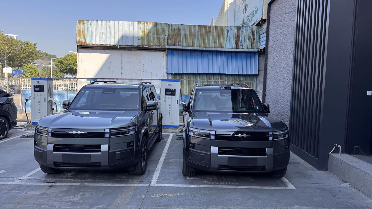 今日先来提方程豹钛7顶配22万已是四驱，带激光雷达的天神之眼这方盒子尺寸够大