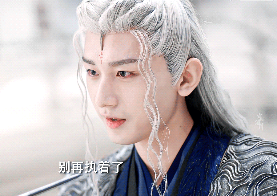 成毅V中文版五月刊封面预告百变成毅都知道成毅古装白发造型是一绝，但现代装挑战浅色