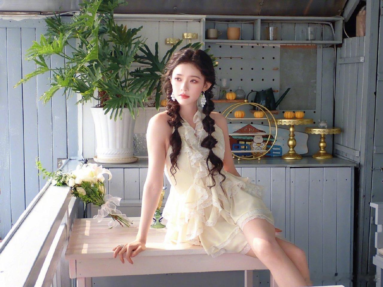 林允不用船票我直接跟你走林允这双麻花辫+挂脖裙也太会了吧！发尾卷卷的还带小装饰，