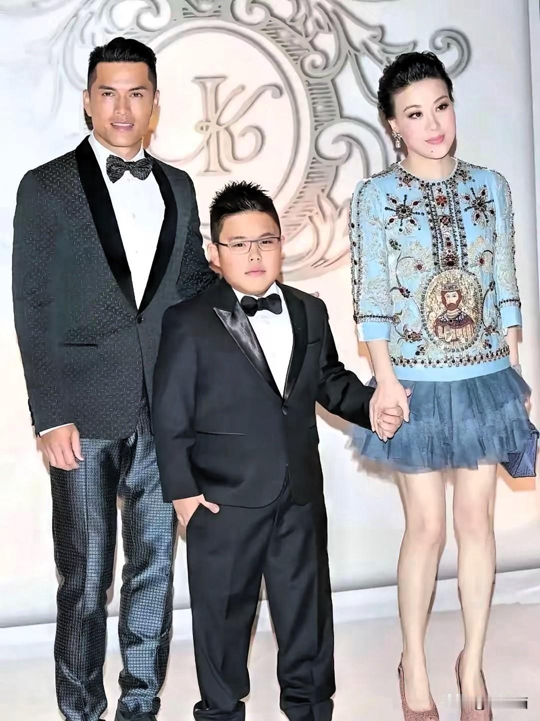 吕良伟带儿子陆川祭祖没带妻？真相哪里是“拿不出手”，分明是老婆太忙了！