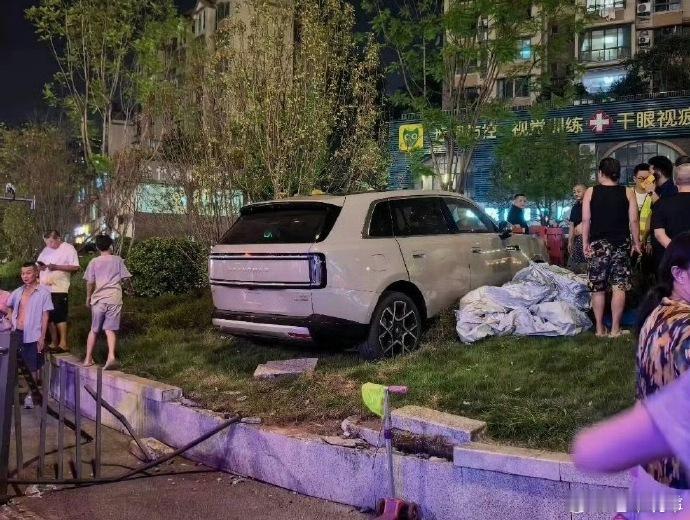 小米澎程首撞严重怀疑是有人搞事情！看过行车记录仪，明显是试驾人故意的，准备撞时遇