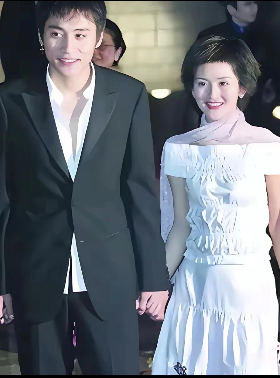 相爱的两人处久了，真的会有夫妻相。谢娜和刘烨手牵手，眼神笑容神同步。刘烨好潮