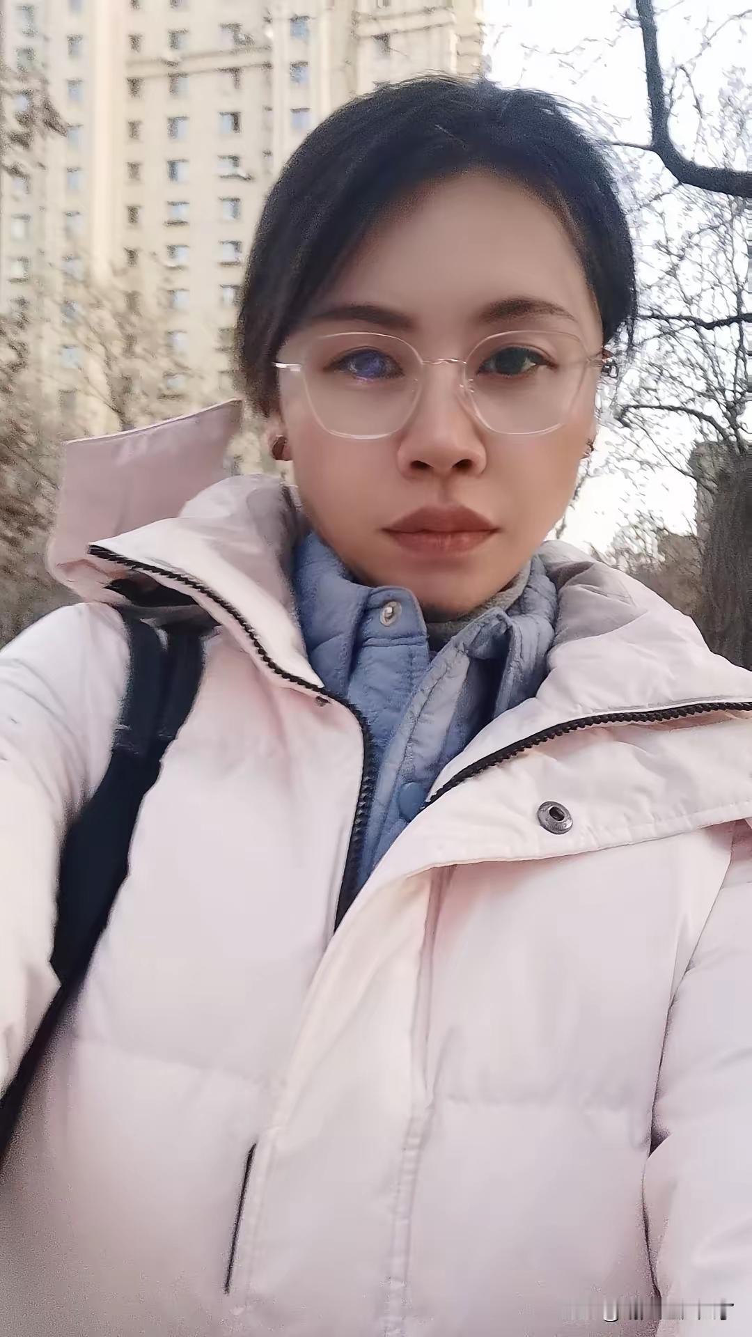 35➕乡镇体制内又到冬天了，冷早晨上班，车里冷手搭在方向盘上，很凉把