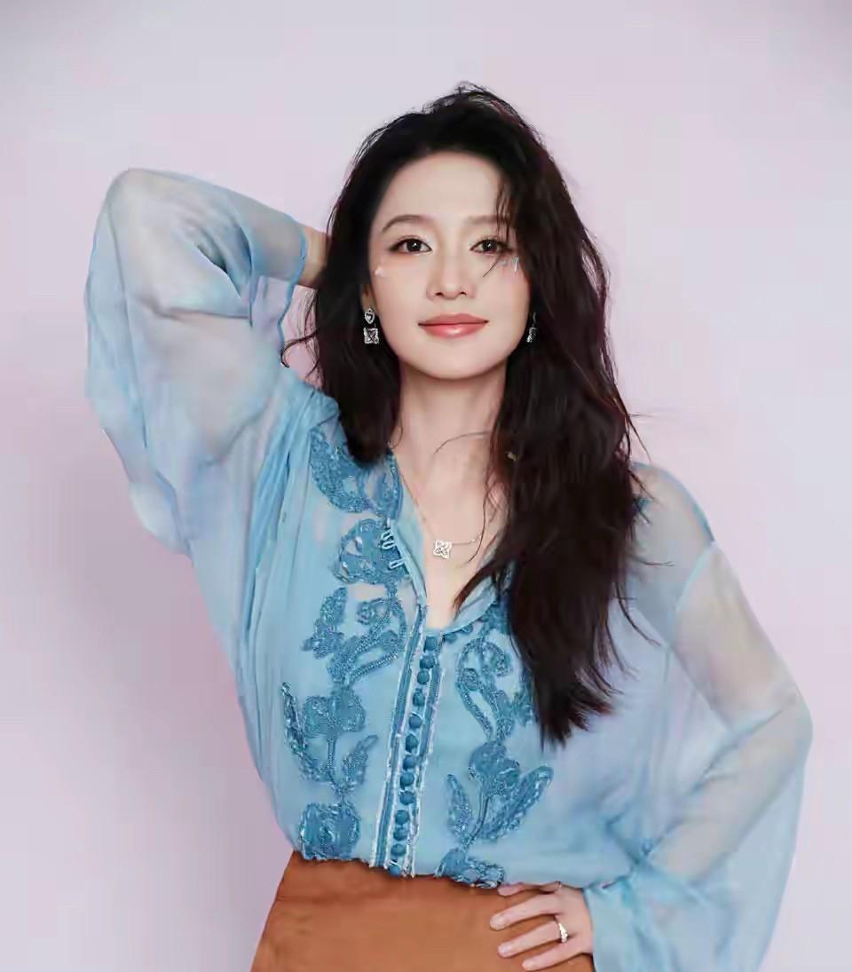 35岁李沁生日素颜杀疯了！凭《花儿与少年》圈粉无数，低调庆生却挡不住“红气养人
