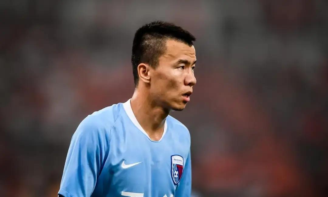 2015年，泰达突然砸6600万抢下当红国脚孙可，惊掉全国下巴。钱不是泰达掏