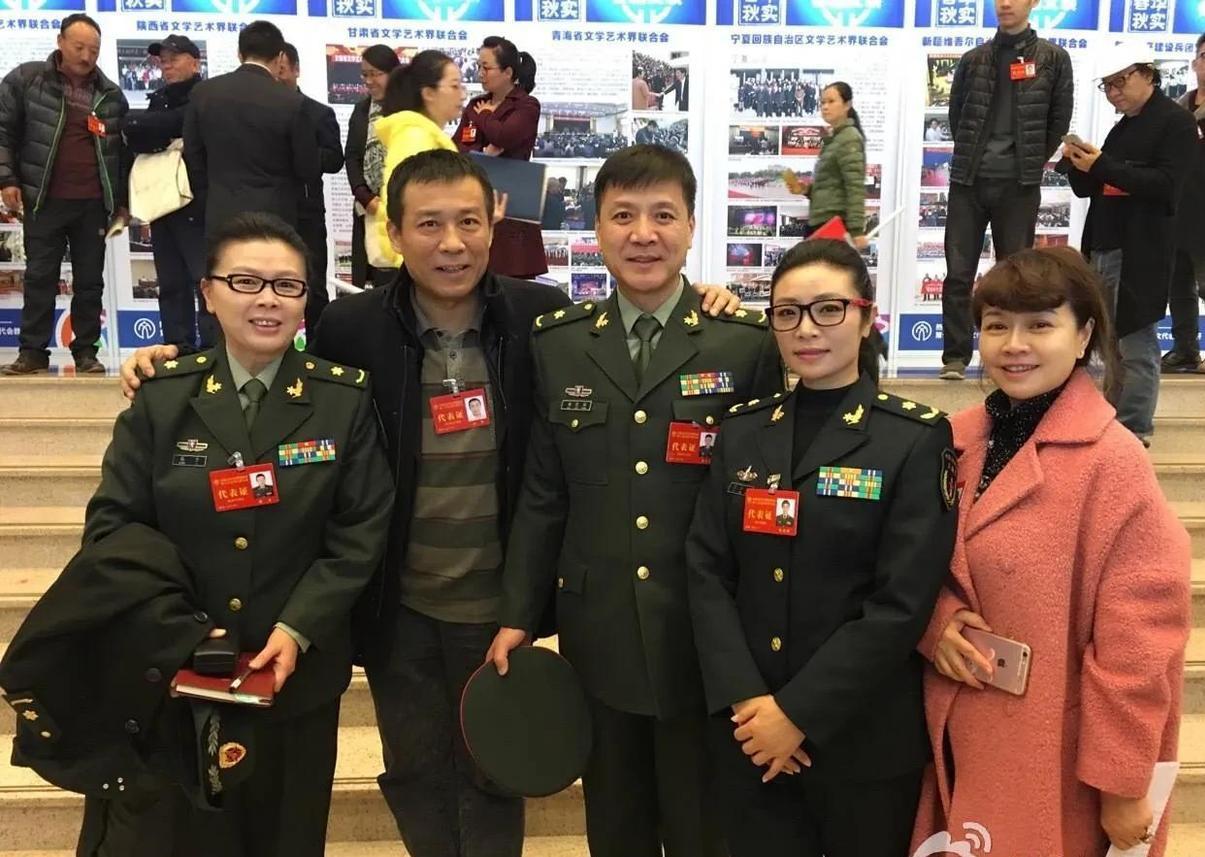 哇哦，好亮眼的合照！我一眼就认出了C位的刘之冰，一身笔挺的军装，配合着军人挺