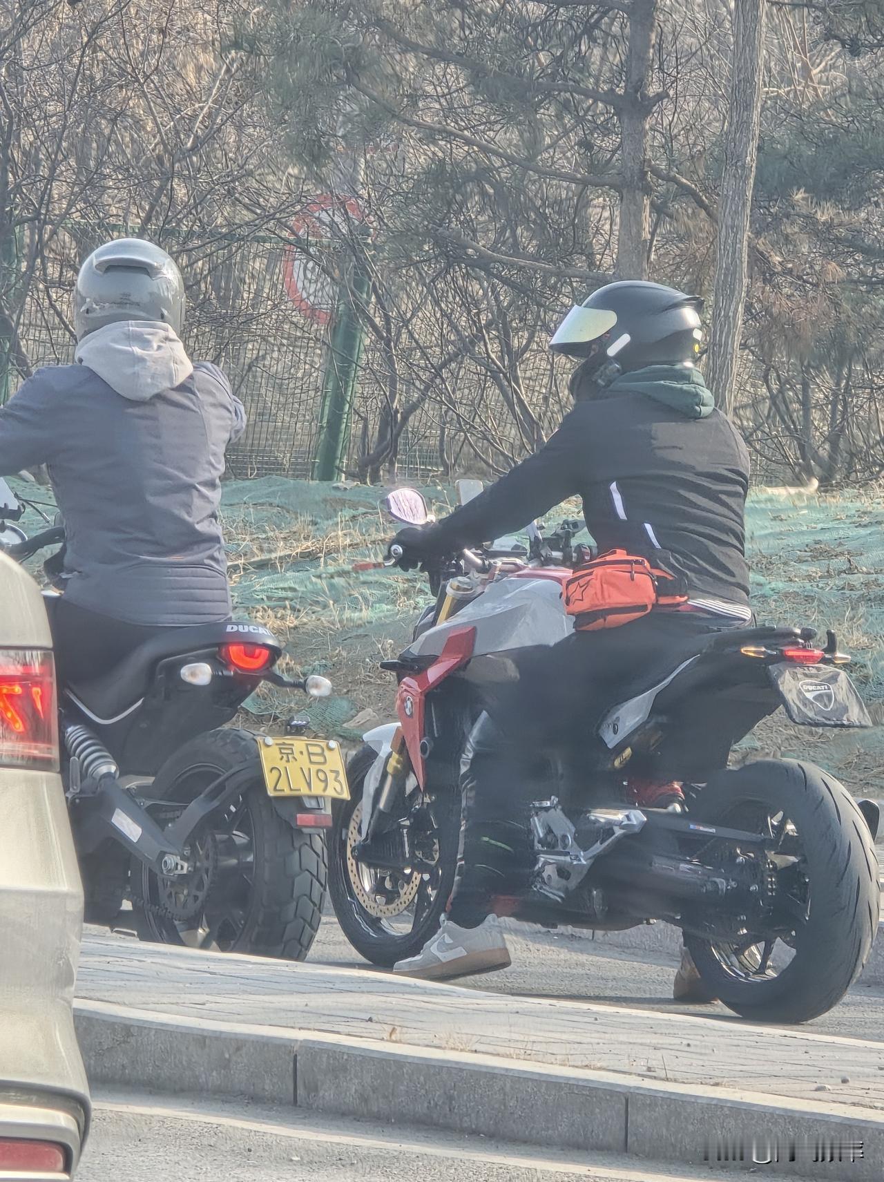 特别好奇，北京周末不限行这种摩托车挡车牌干嘛啊？看着也不是外卖小哥限行北京摩