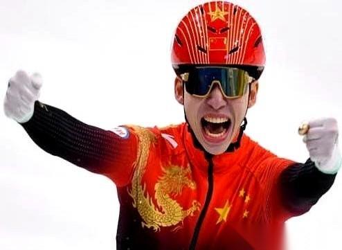 短道速滑1000米预赛，林孝埈第三个冲过终点线。他滑到场边，摘下护目镜，头沉沉