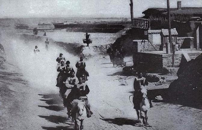1944年11月，匪首宋殿元带着手下来到一个小村庄，见到有个妇人颇具姿色，命手下