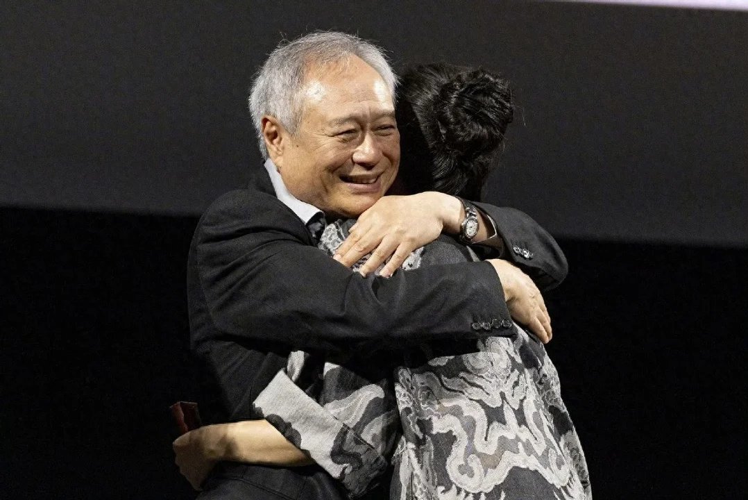 章子怡在美国这一晚好牛啊！和李安世纪拥抱，在奥斯卡晚宴上惊艳《卧虎藏龙》上映25