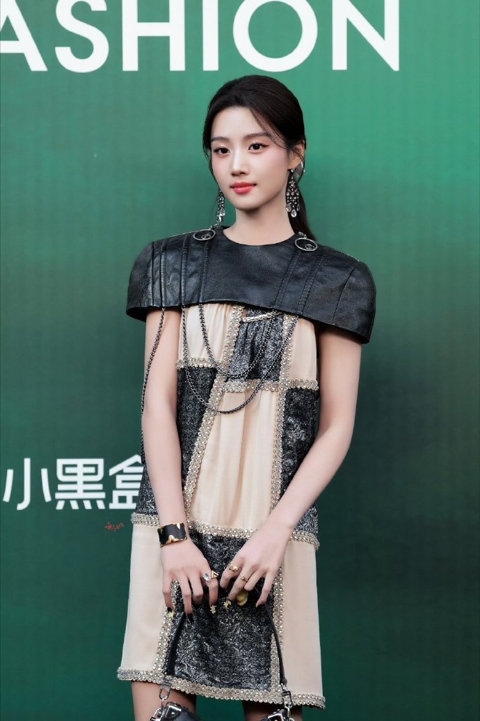 卢昱晓跳了青云摇哟呵哟呵！噜噜晓在VOGUE直播后台跳青云摇，一遍就搞定，可爱得