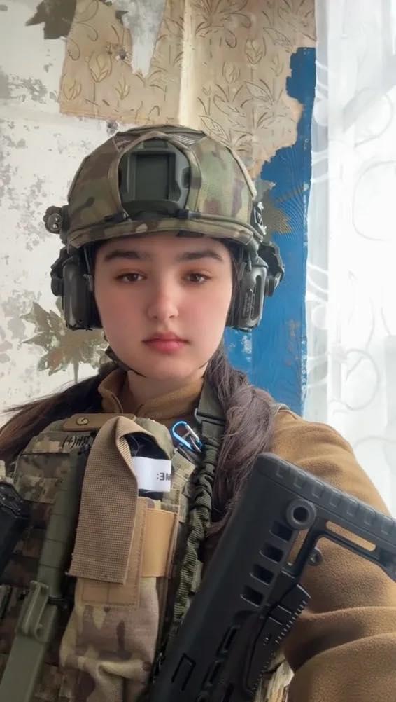 年轻的乌克兰女战士！乌克兰对于女性服兵役的要求是自愿的，并不会进行强征。她叫