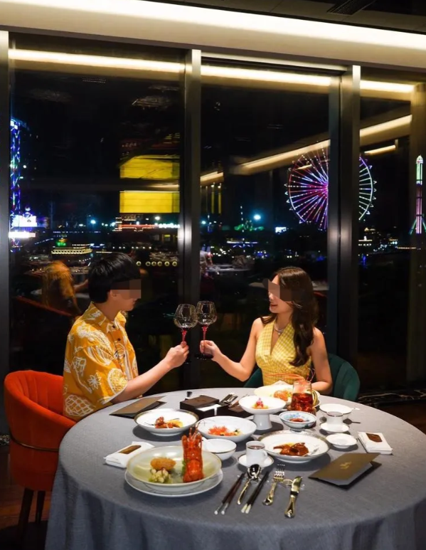 上海，一对男女去餐厅吃饭，他们点了2瓶市场价13元一瓶的矿泉水，一结账傻眼了，他