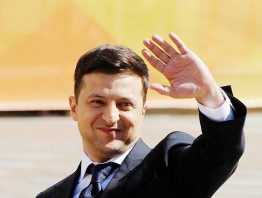 2019年，乌克兰人用73%的选票，把一个“演总统的演员”送进了总统府。前任