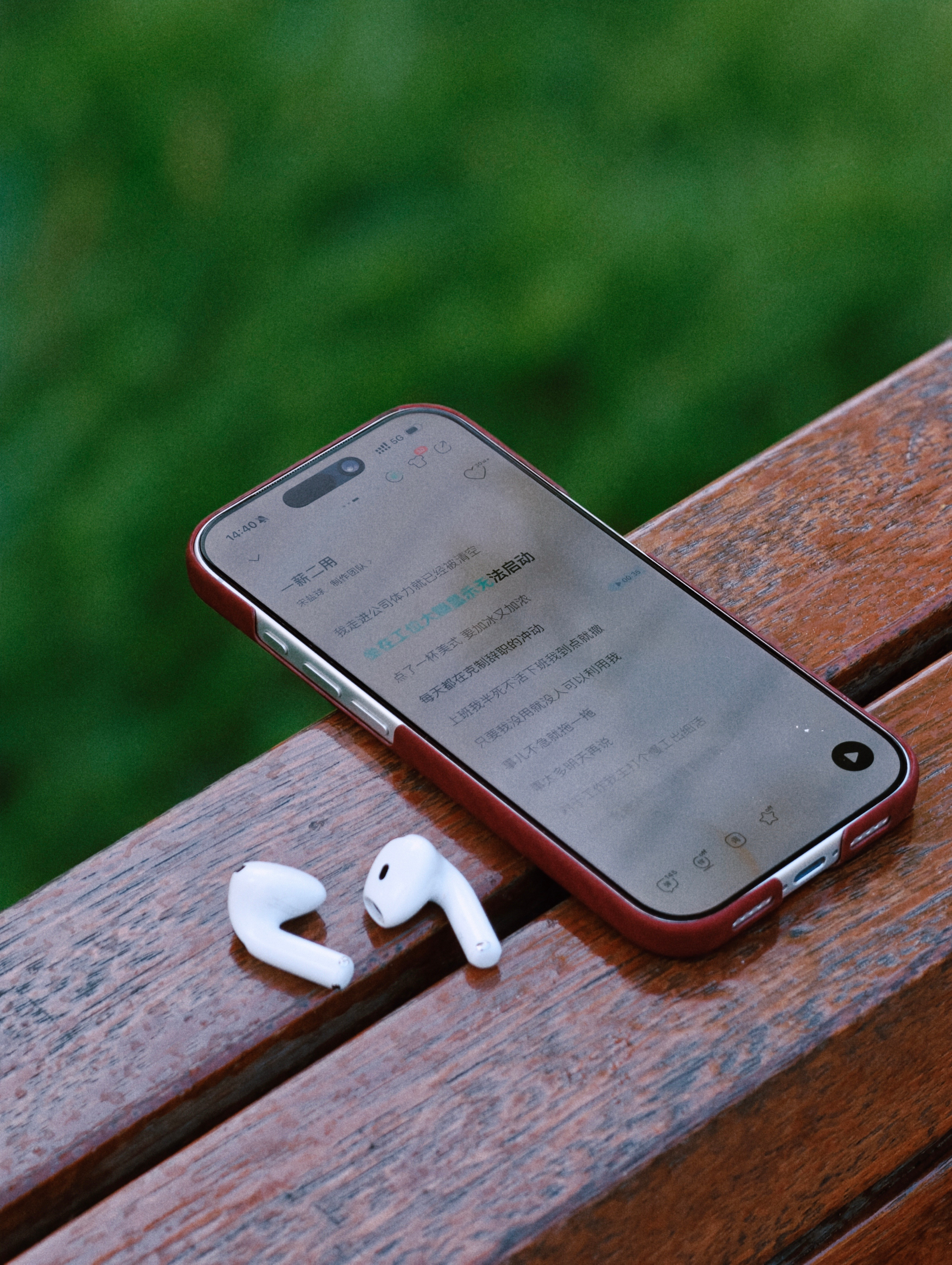 还是更喜欢AirPods4降噪版戴着舒服，降噪效果也够用，长时间佩戴比A