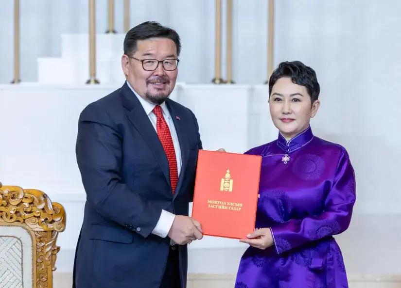 乌其尔勒担任蒙古国第35届总理，巴特策策格可能会继续担任蒙古国外长。巴特策策