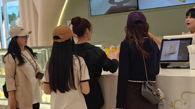 马筱梅带玥儿游玩,把她打扮的青春洋溢还给买甜品,后妈也很有爱