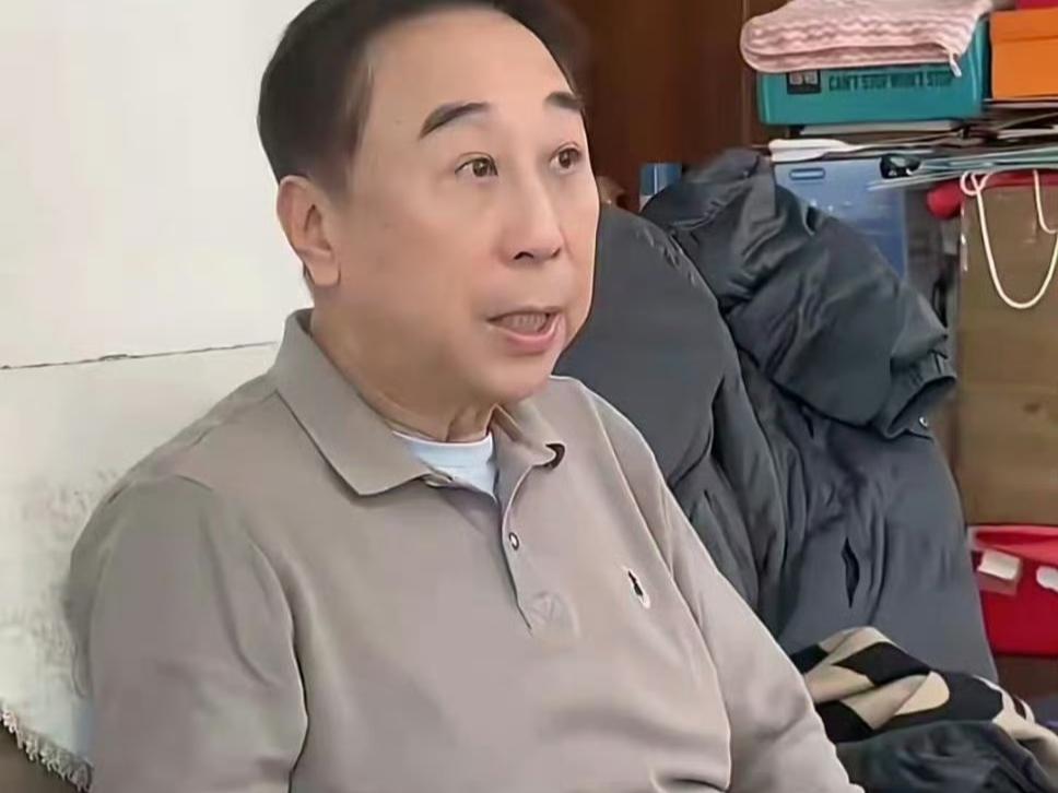68岁冯巩房子内景曝光！屋内空间狭小，纸箱堆一地。老头鞋盒里估计都是证书[捂脸哭]