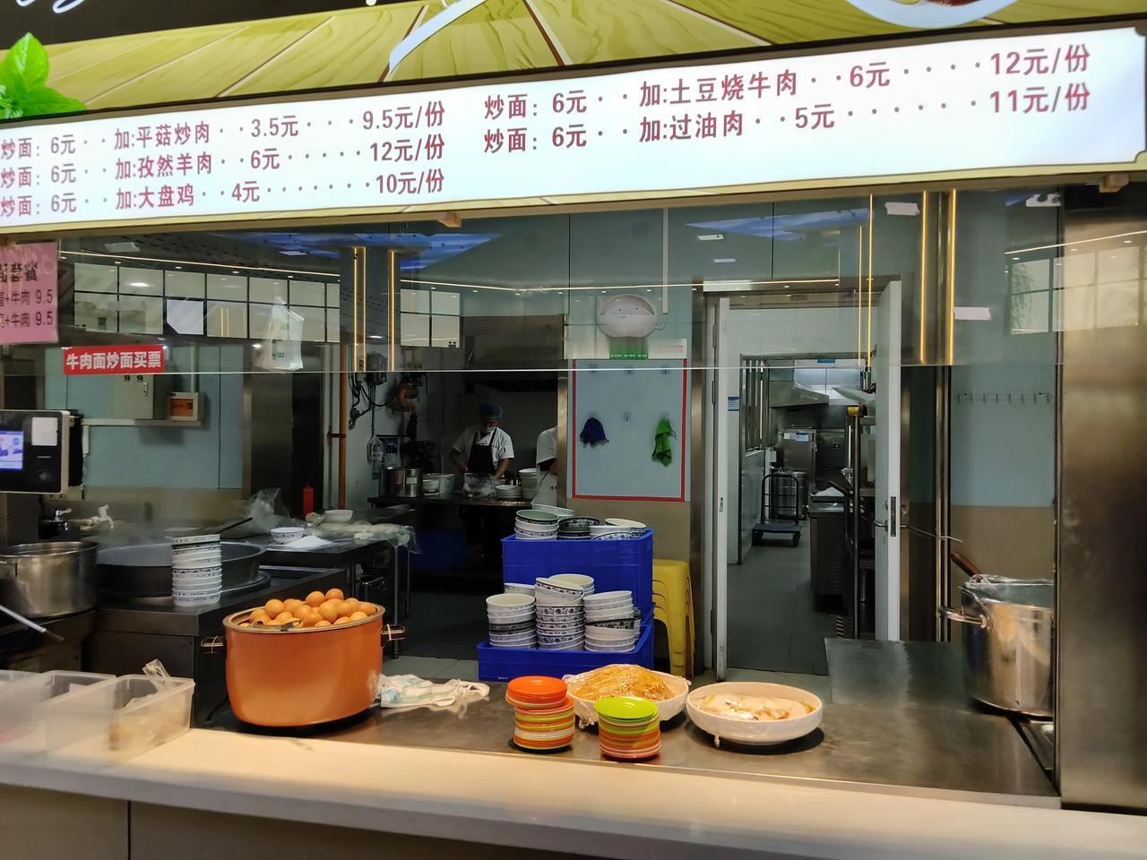 甘肃省兰州市高校食堂饭菜质量以及价格如何呢？从学校的食堂饭菜的价格就可以看出来
