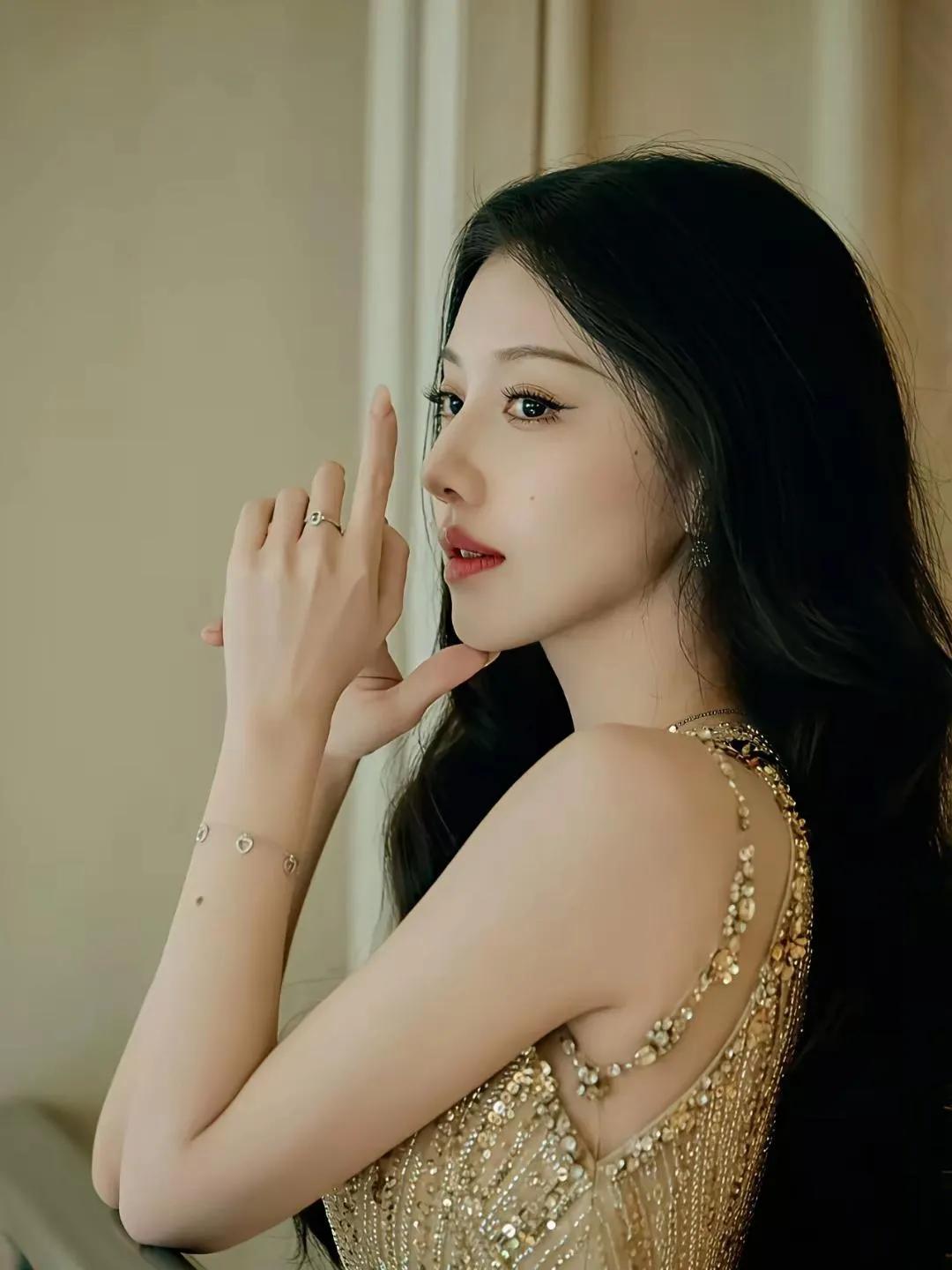 王鹤润这组鎏金挂脖裙写真，把“复古名伶”的氛围感焊在了身上✨一袭鎏金挂脖长裙缀